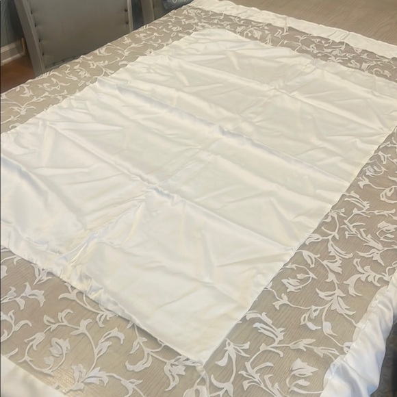 Elegant White Floral Tablecloth rectangle - Picture 1 of 4